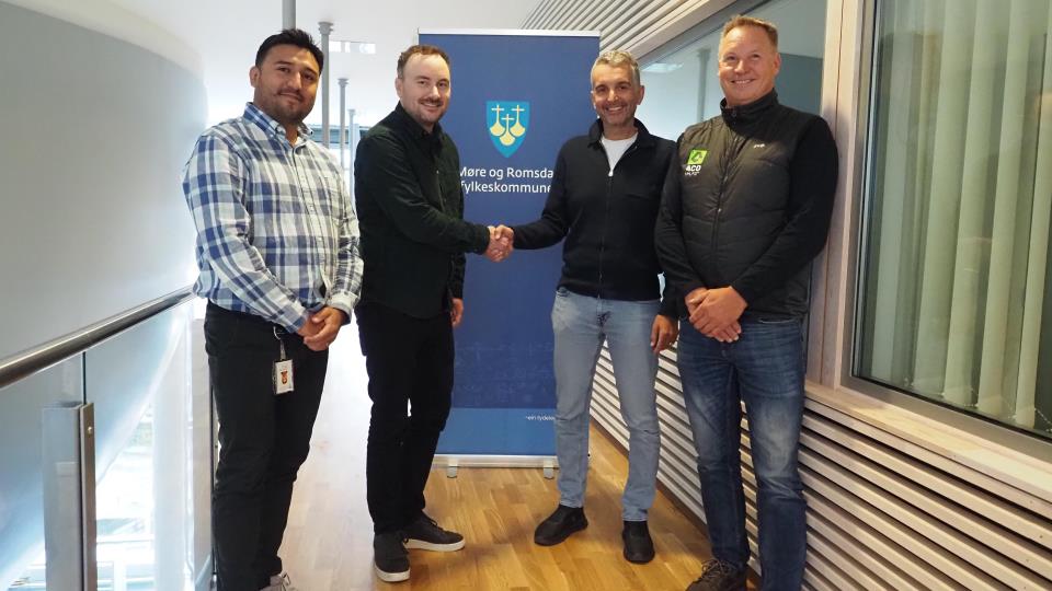 Lenkje til artikkel: Signerte kontrakt med lokal entreprenør på Fv. 60 Blindheim–Flisnes