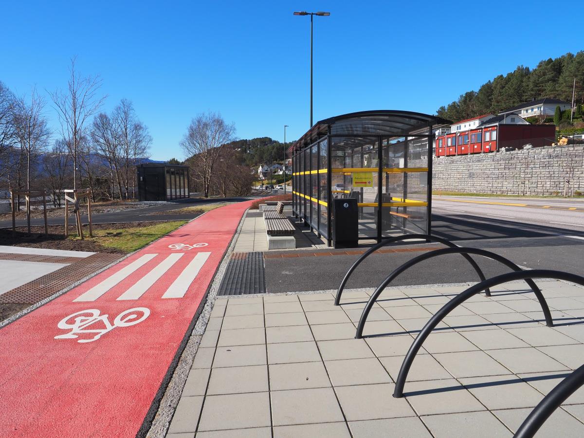 Rødt sykkelfelt ved Ålesund sjukehus