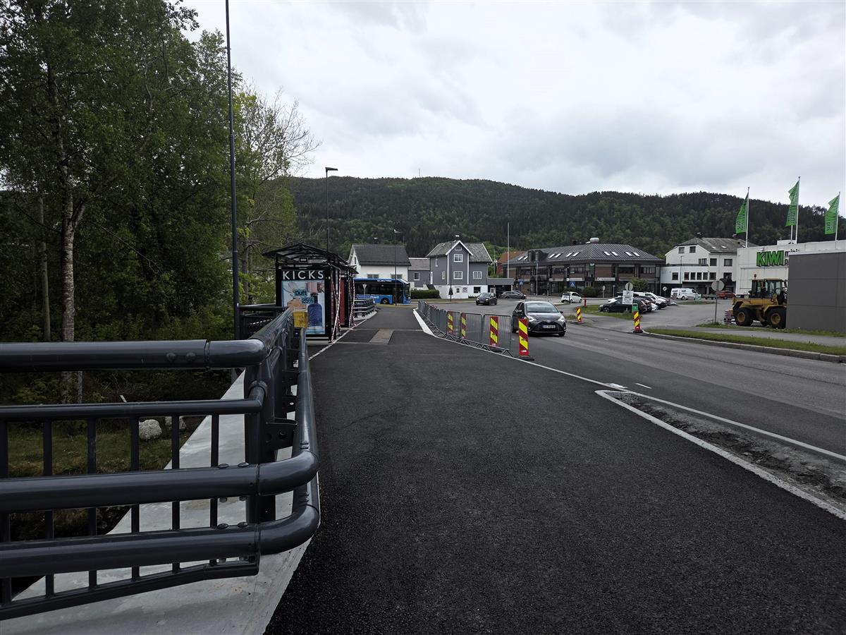 Busstoppet i Spjelkavika - Klikk for stort bilete