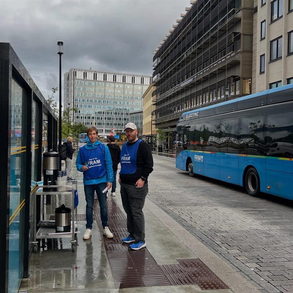 Personer ved busstopp - Klikk for stort bilete