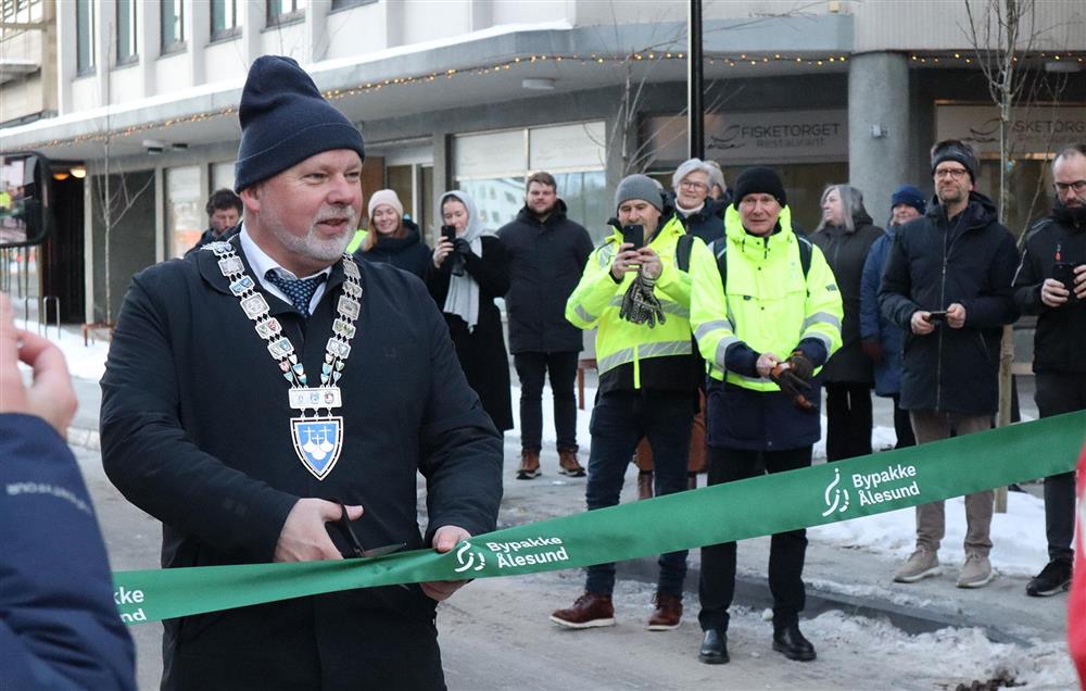 Person med saks og snor i gate - Klikk for stort bilete
