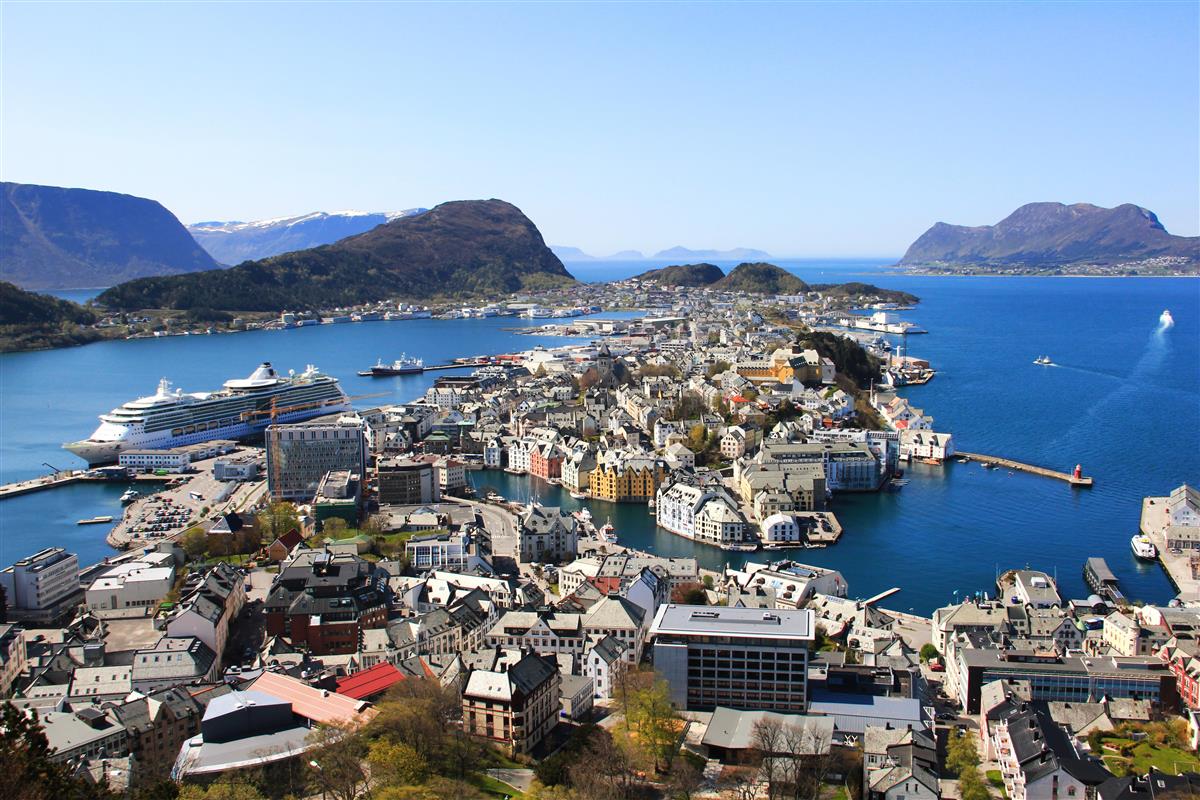 Eit bilete av Ålesund tatt frå Fjellstua. - Klikk for stort bilete
