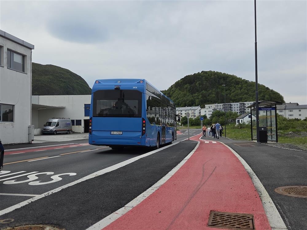 Gatebilder fra Tonningsgate og Brogata som har fått røde sykkelfelt, nye fortau, kantstopp for buss og oppgradert veibane. - Klikk for stort bilete