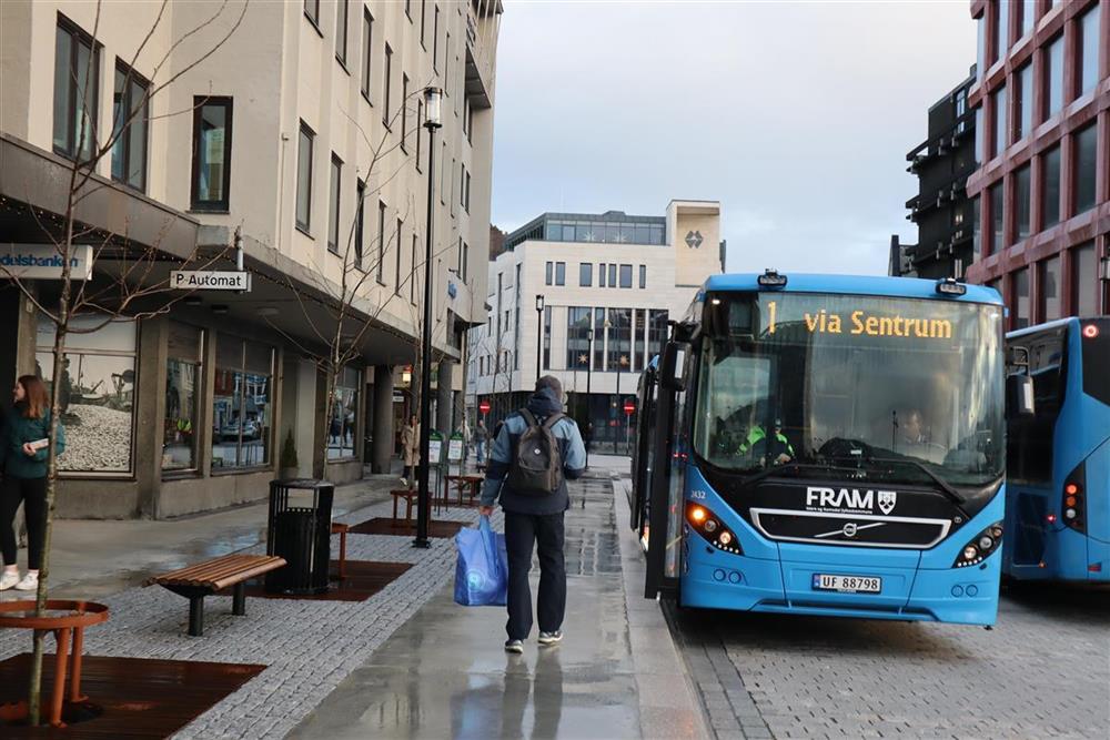 buss i gate - Klikk for stort bilete