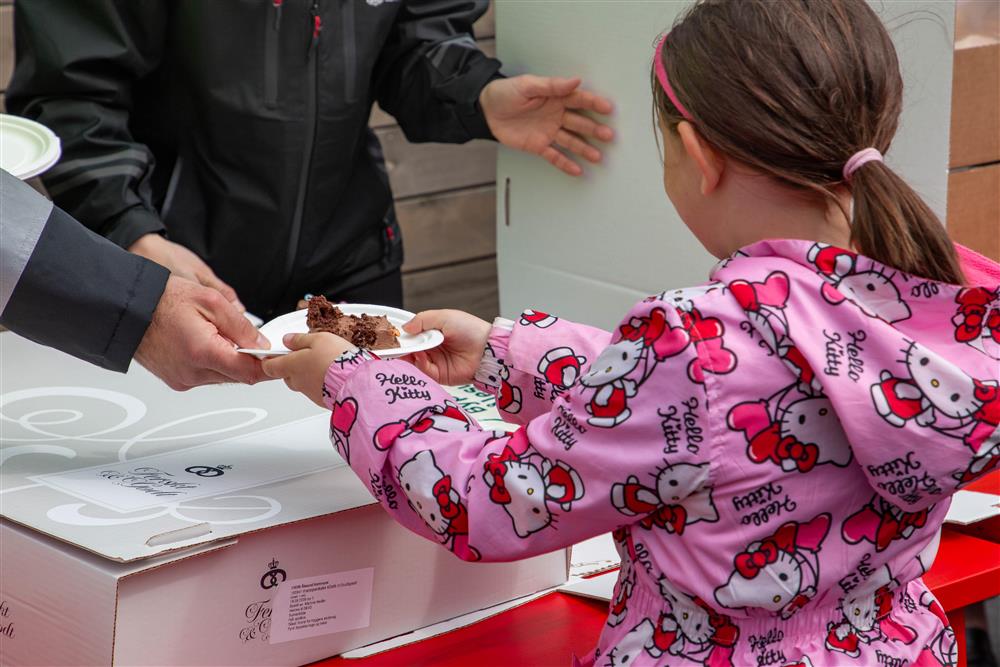 Liten jente får servert kake - Klikk for stort bilete