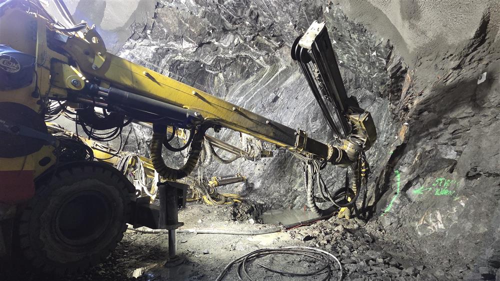 Maskinen som driver med tunneldriving.  - Klikk for stort bilete