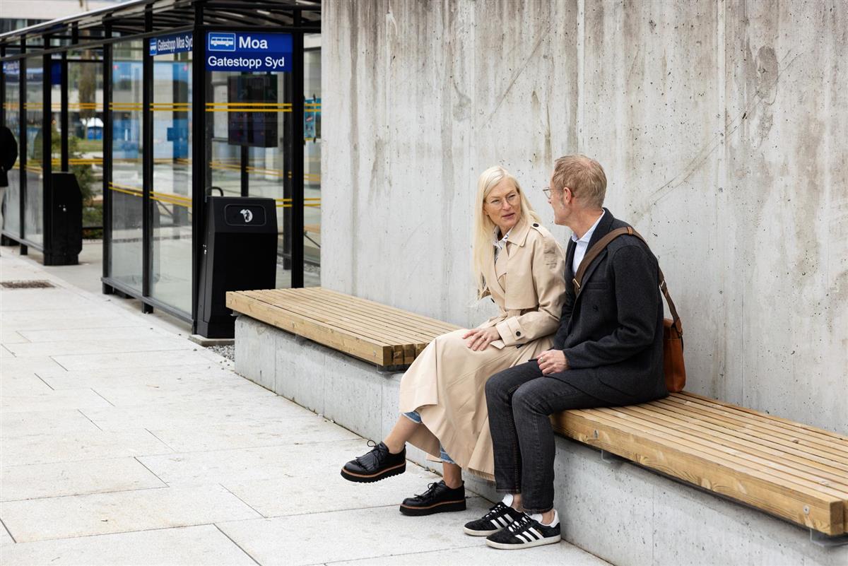 Ektepar venter på bussen på dei nye gatestoppa ved Moa kjøpesenter - Klikk for stort bilete