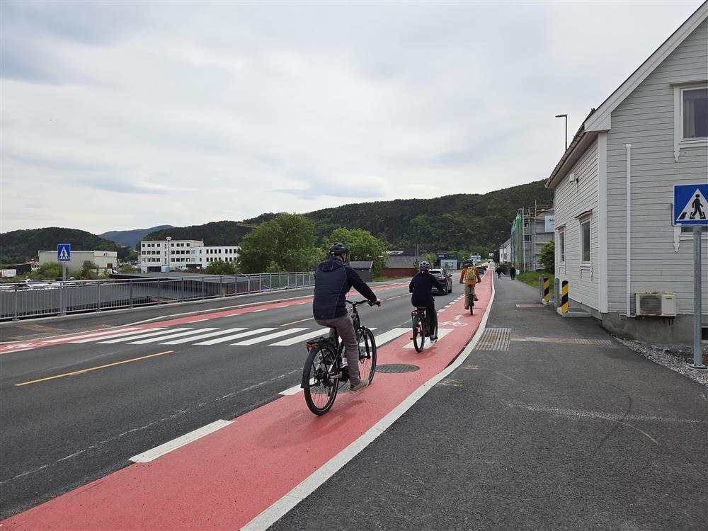 Gatebilder fra Tonningsgate og Brogata som har fått røde sykkelfelt, nye fortau, kantstopp for buss og oppgradert veibane. - Klikk for stort bilete