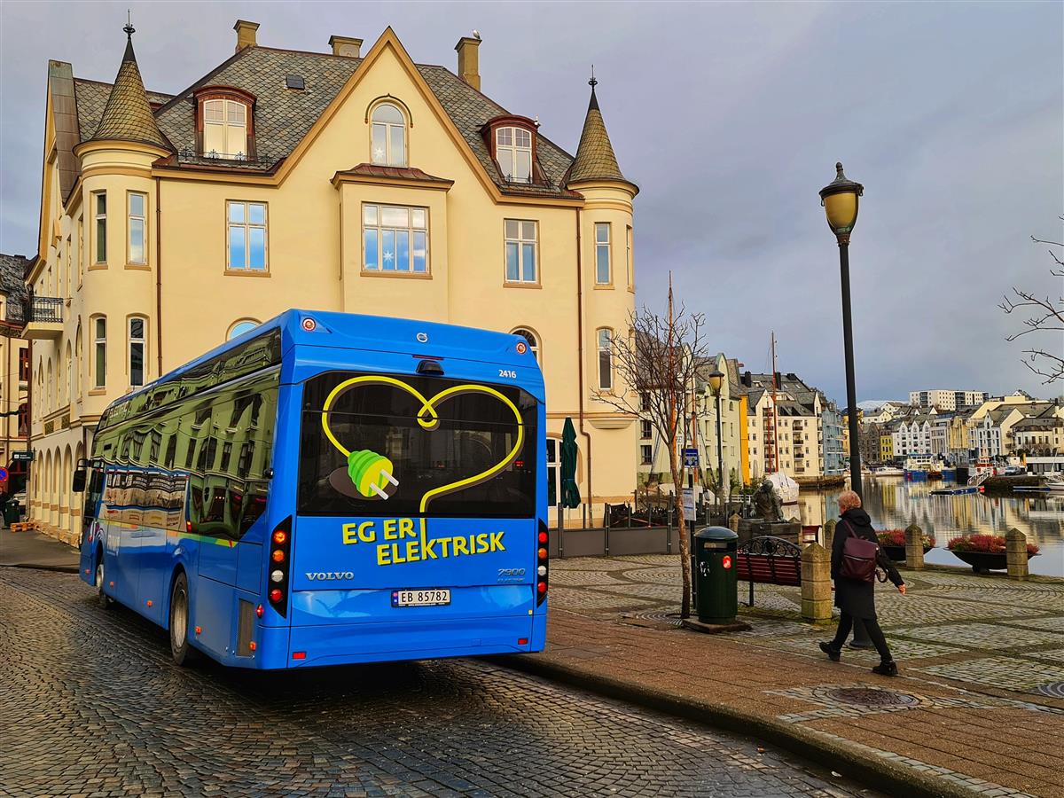 Ein elbuss står ved Kiperviktorget.  - Klikk for stort bilete
