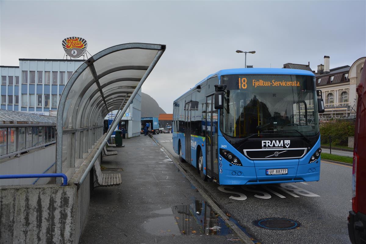 Buss ved busstopp i bygate - Klikk for stort bilete