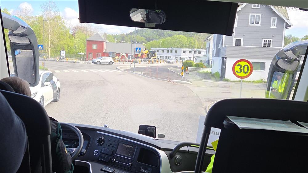 Bilde tatt ut gjennom frontruten på bussen i Spjelkavika.  - Klikk for stort bilete