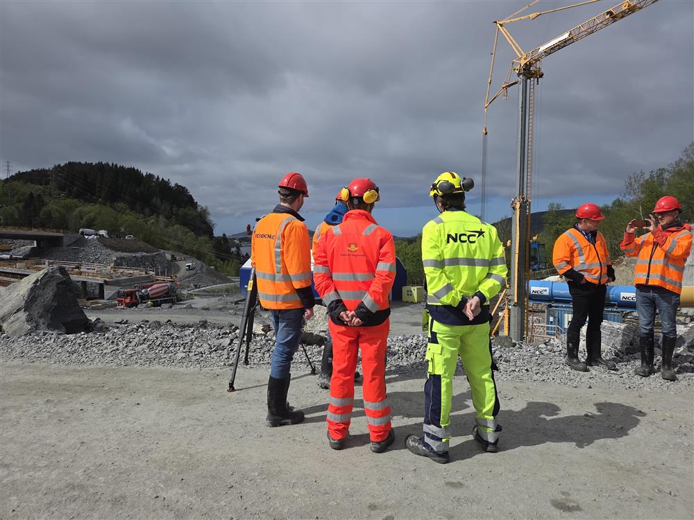 Mennesker ser på dagsonen på Lerstad.  - Klikk for stort bilete
