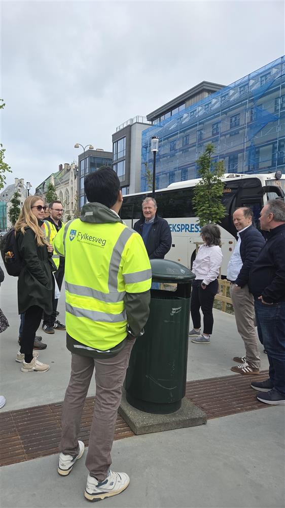 Deltakere på bussturen står i Korsegata i Ålesund sentrum.  - Klikk for stort bilete