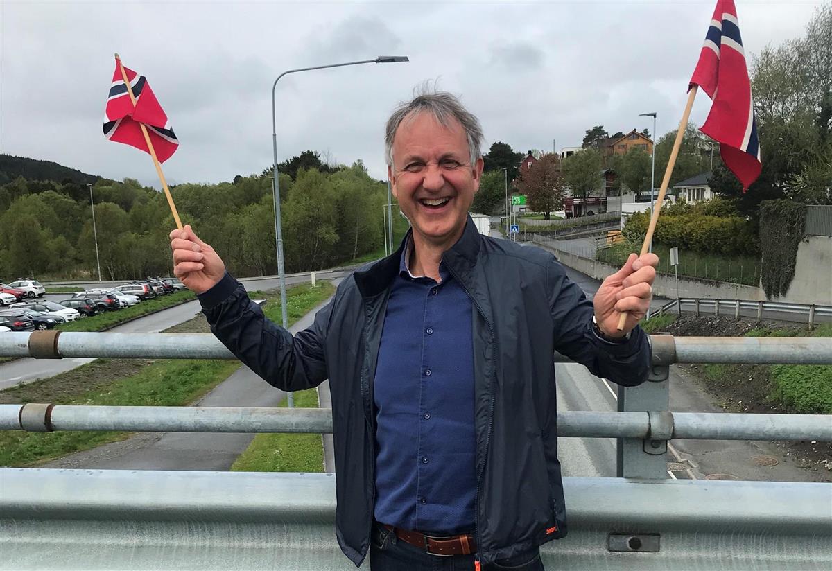 Tore Johan Øvstebø holder to flagg.  - Klikk for stort bilete