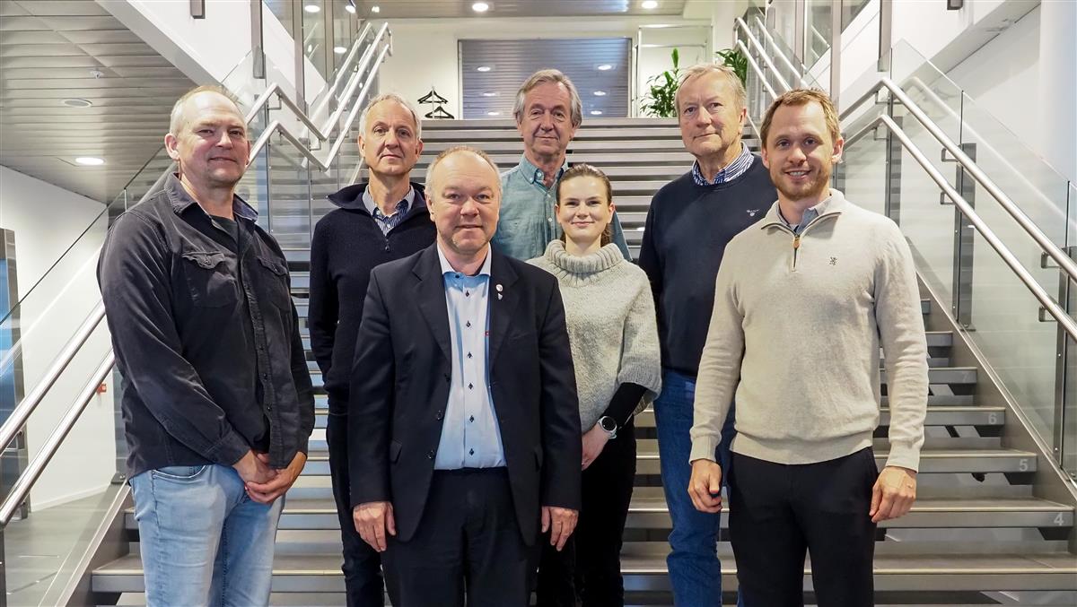 Styringsgruppa til Bypakke Ålesund står oppstilt i ei trapp og ser på kamera. - Klikk for stort bilete
