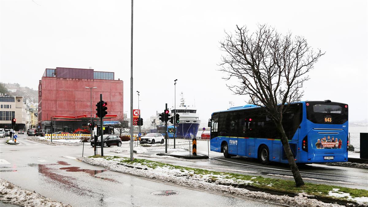 En buss får grønt lys i Posthuskrysset. - Klikk for stort bilete